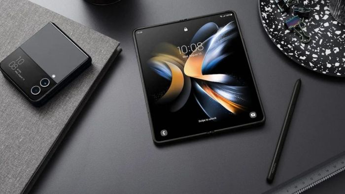 Samsung galaxy z fold 3 z flip 3 hands