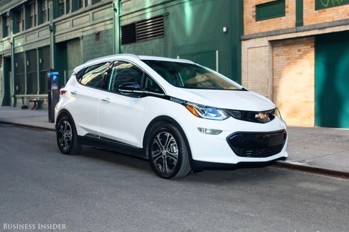 Bolt chevy electric car drive test front Gm bolt new electric car