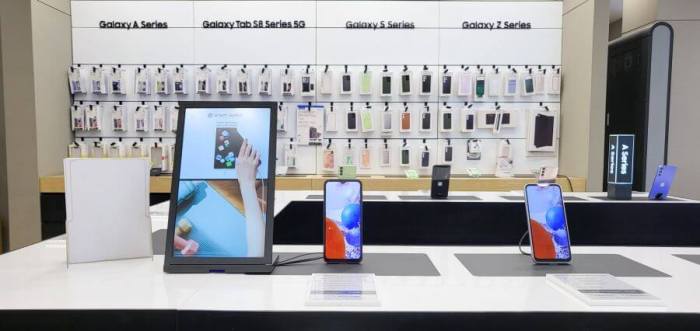 Samsung Emerges as World’s Largest Phone Seller as Apple’s China Sales ... Worlds biggest phone factory samsung india