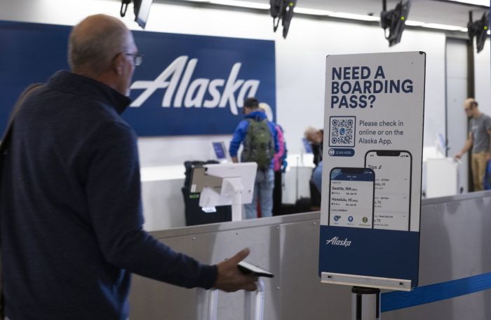 Alaska airlines will use electronic bag tags to speed up check in