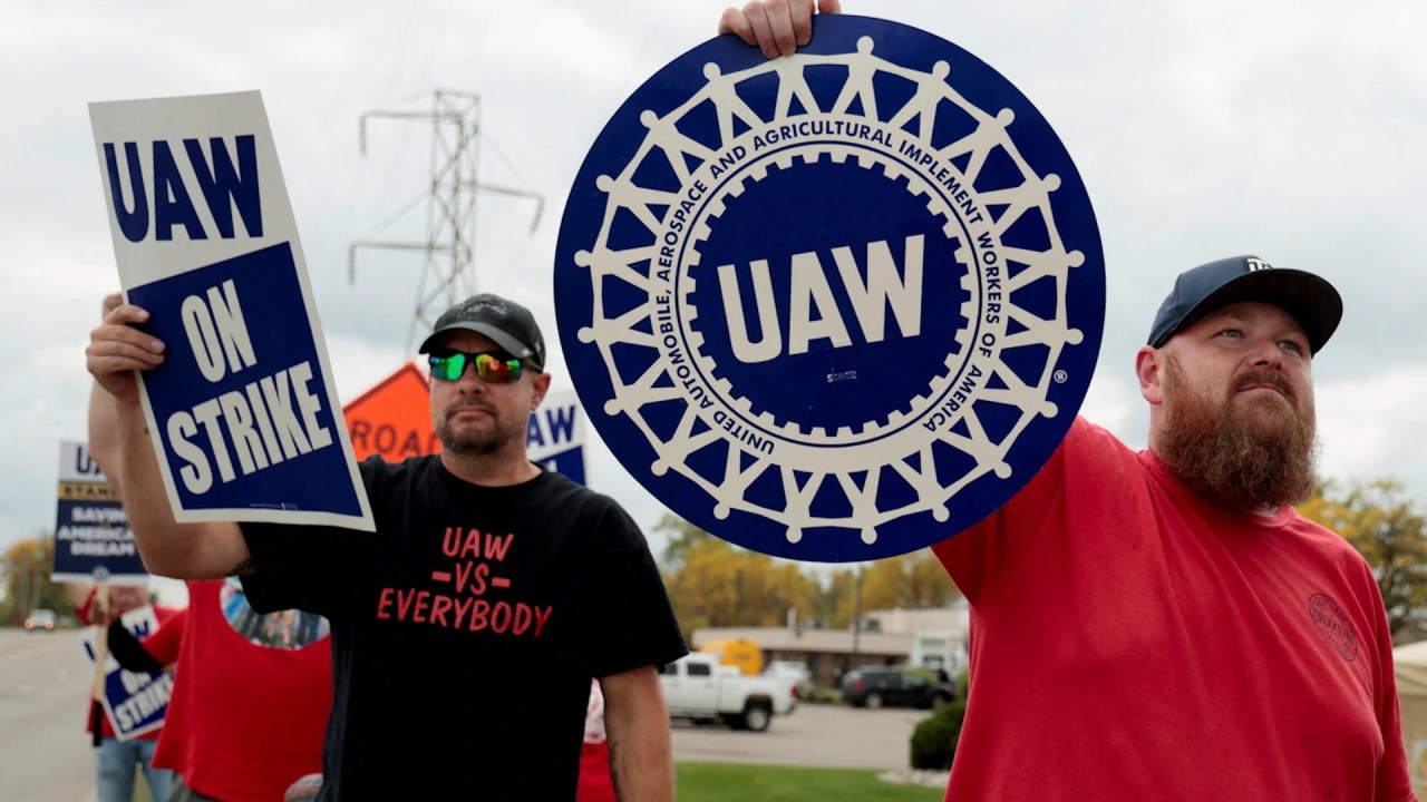 UAW, General Motors (GM) Move Towards Tentative Deal, Union Negotiator ... Gm uaw tentative deal strike autoworker ev