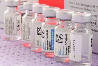 Us officials call for johnson johnson vaccine pause due to rare clotting problems
