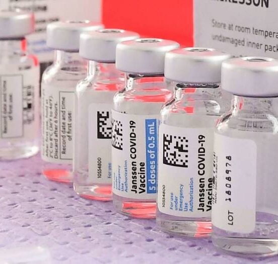 Us officials call for johnson johnson vaccine pause due to rare clotting problems