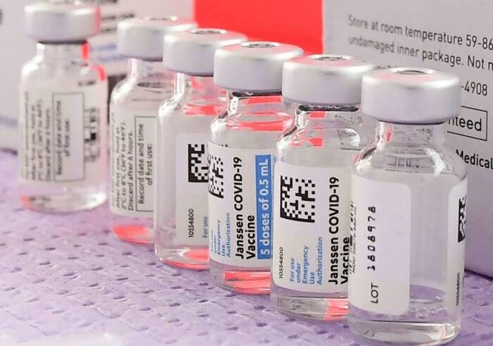 Us officials call for johnson johnson vaccine pause due to rare clotting problems