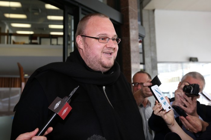 Dotcom megaupload outside auckland extradition alternativa censura twitter dodges jail bid fundador extradited Kim dotcom megaupload us extradition trial