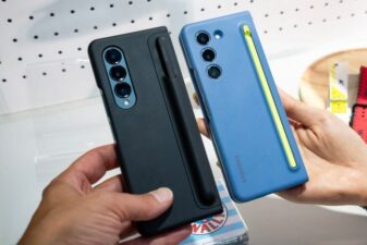Samsung galaxy z fold 3 z flip 3 hands