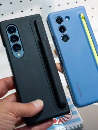 Samsung galaxy z fold 3 z flip 3 hands