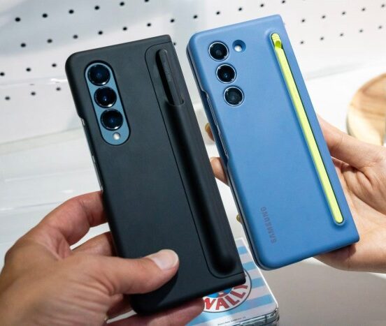 Samsung galaxy z fold 3 z flip 3 hands