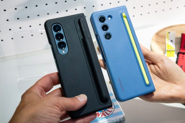 Samsung galaxy z fold 3 z flip 3 hands