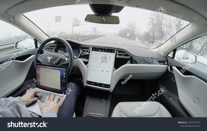 Top 10 Disadvantages Of Self-Driving Cars - Techyv.com People are still investing in driverless vehicles