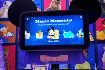 Hey disney voice assistant begins rollout for disney world guests