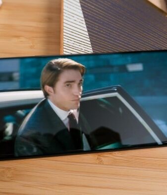 The galaxy note 20 ultra doesnt come with headphones thats a good thing