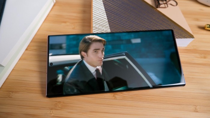 The galaxy note 20 ultra doesnt come with headphones thats a good thing