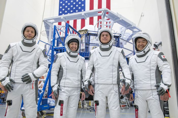 Spacex crew capsule falcon rocket astronauts atop canaveral Nasa spacex boeing commercial crew program
