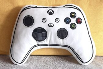 Gaming pillow handhelds consoles hands free