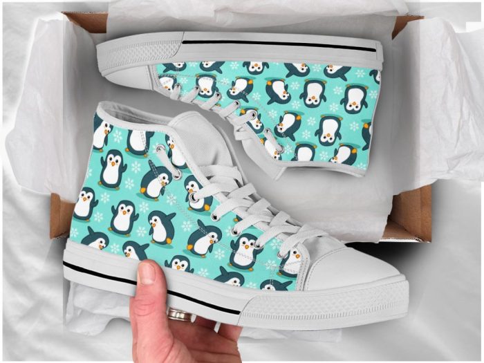 Penguin with degenerative foot condition gets custom shoes
