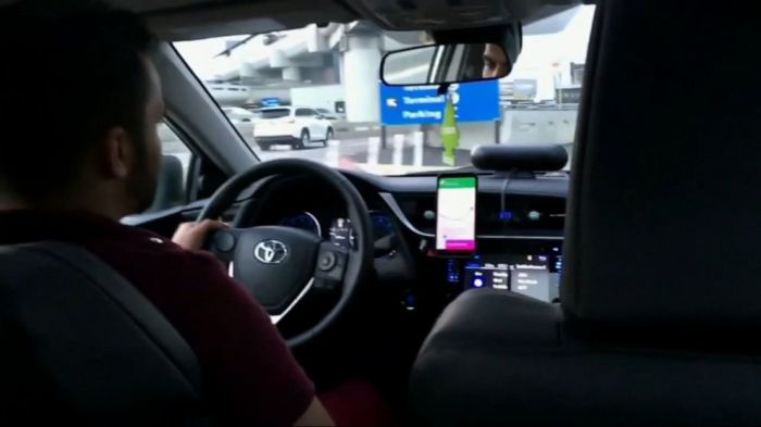 Lyft Lyft panic button 911 app riders safety